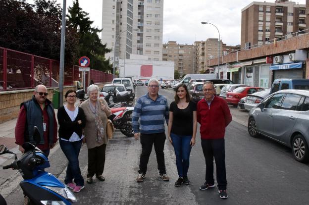 Vecinos y comerciantes, este martes, en Albia de Castro. 