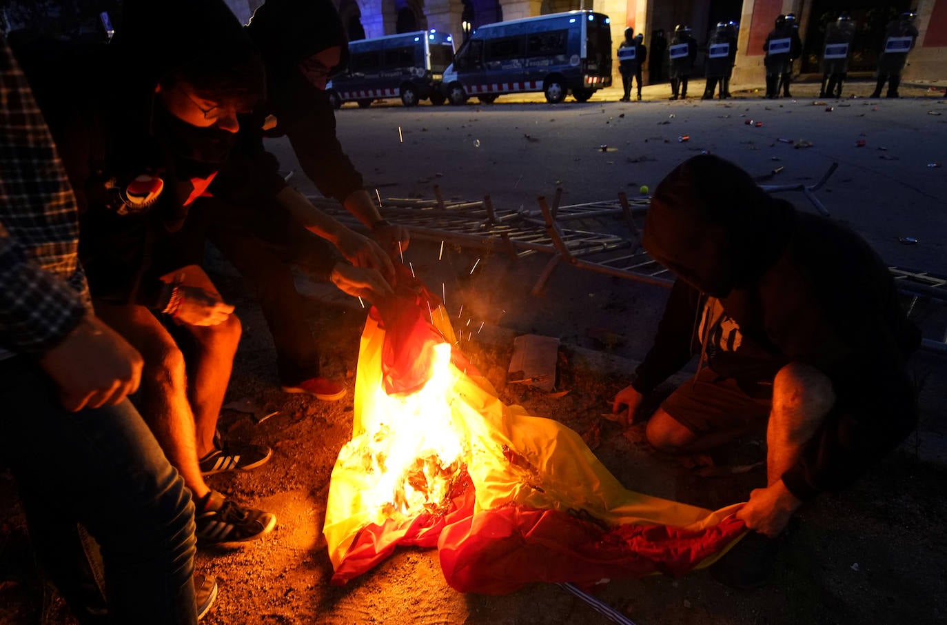 Cientos de miles de personas se manifestaron este miércoles en Barcelona a favor de la independencia y reclamando la libertad de los presos secesionistas. Según la Guardia Urbana, en torno a 600.000 personas participaron en la protesta organizada por la ANC y Ómnium Cultural, convertida ya en una tradición en el inicio político en Cataluña. La jornada terminó con el desalojo del parque de la Ciutadella de Barcelona tras dispersar a los cerca de 300 manifestantes independentistas que se concentraban las puertas del Parlament, entre insultos y momentos de tensión de los Mossos d'Esquadra con algunos grupos de activistas.