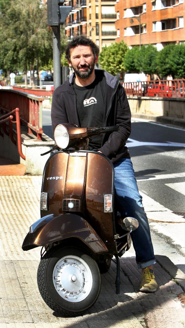 Mario Da Cruz, en su moto. :: ENRIQUE DEL RÍO