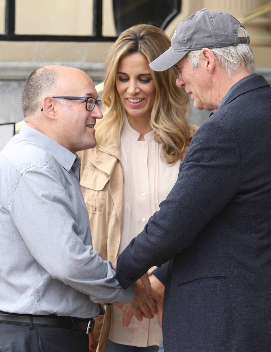 José Luis Rebordinos recibe a Richard Gere y su mujer Alejandra Silva a la entrada del hotel María Cristina.