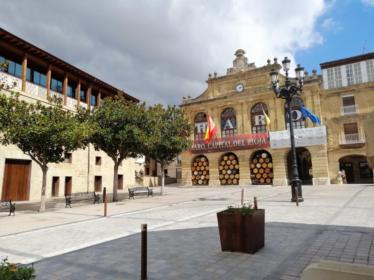 Vista de la plaza de la Paz con una entrada a la Herradura al fondo entre Bendaña y el Ayuntamiento. 