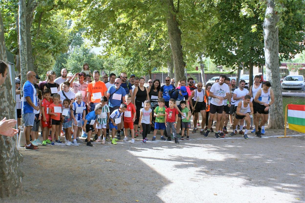 Los participantes se disponen a tomar la salida para cubrir los 2.500 metros de recorrido de la prueba. 