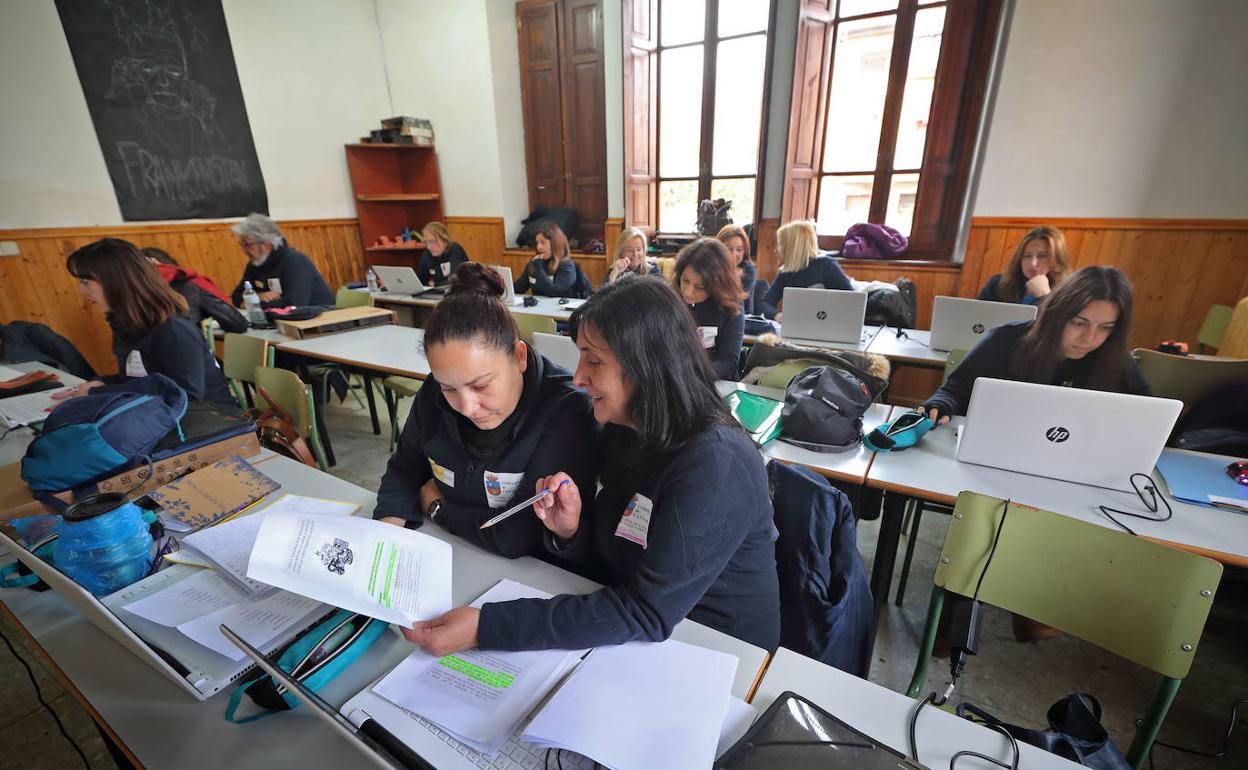 Varias mujeres se forman en un taller de empleo. 