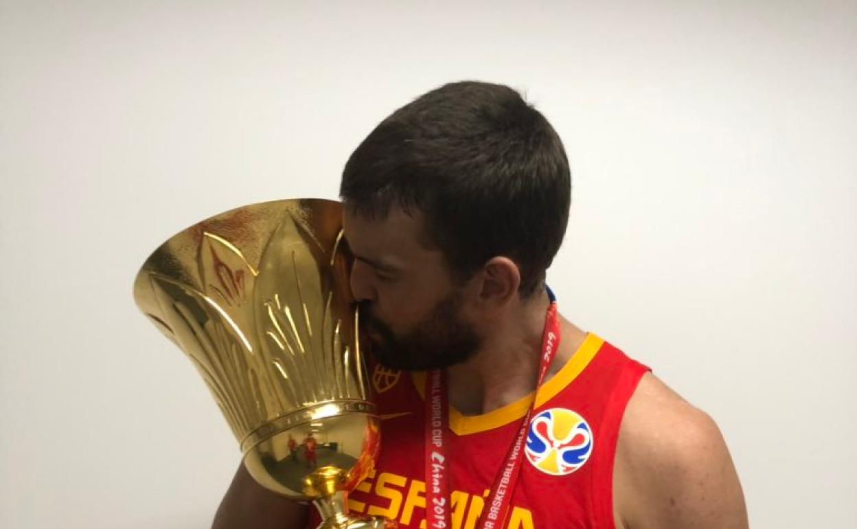 Marc Gasol besa el trofeo de campeón del mundo. 