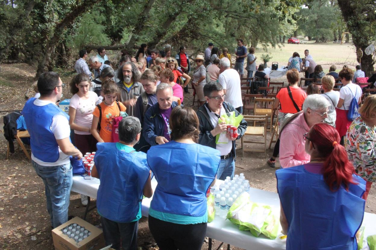 Los asistentes disfrutaron el almuerzo y una exhibición de baile. :: e.p.