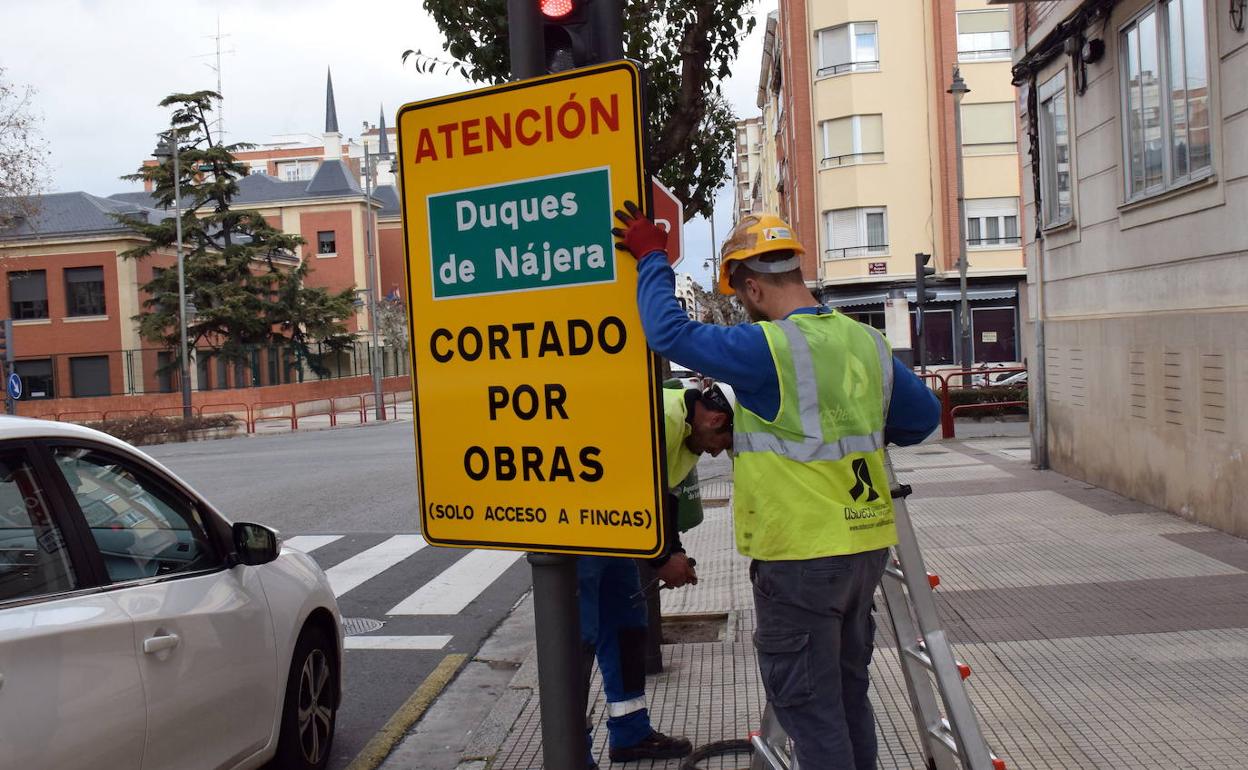 Una de las señalizaciones que desviaban el tráfico en Duques de Nájera en febrero. 