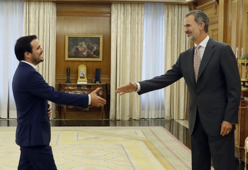 El rey Felipe VI saluda al líder de Izquierda Unida y diputado de Unidas Podemos, Alberto Garzón.