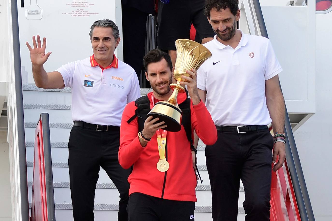 La selección española de baloncesto aterrizó a las 17:45 en Madrid, tras conquistar en Pekín el segundo mundial de su historia.