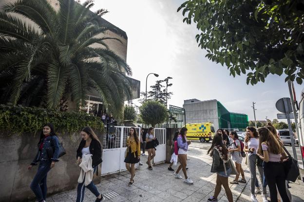 Estudiantes de Enfermería, ayer, frente al viejo edificio; al fondo, las nuevas instalaciones. :: justo rodríguez