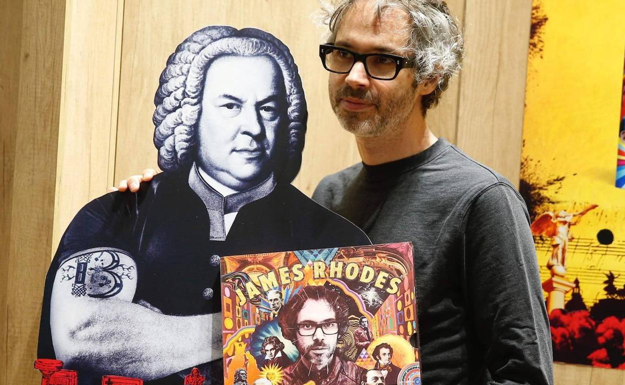 Rhodes posa junto a un imagen de Bach en la presentación 'Playlist' , cuarto libro del pianista 