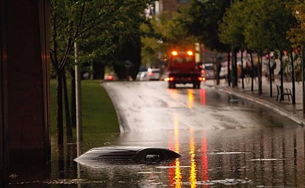 El coche, bajo el puente de la N-111 en la calle Clavijo