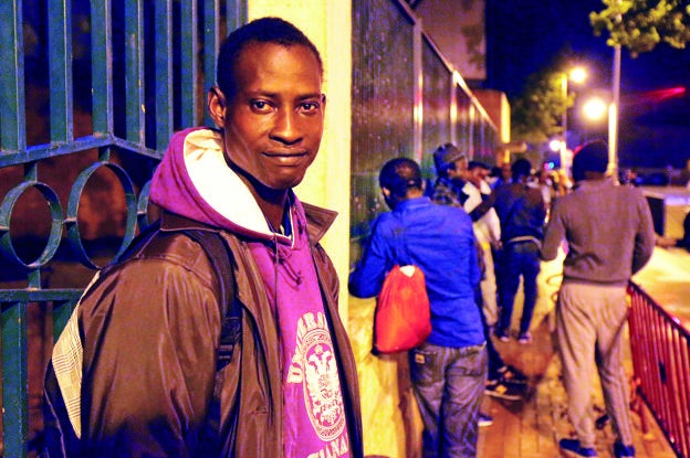 Birane, oriundo de Senegal, en la fila que se forma para dormir en el polideportivo Espartero, de Logroño