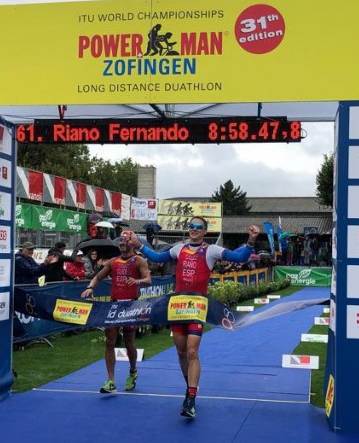 Riaño, junto a su compañero Jesús Celada, entrando en meta