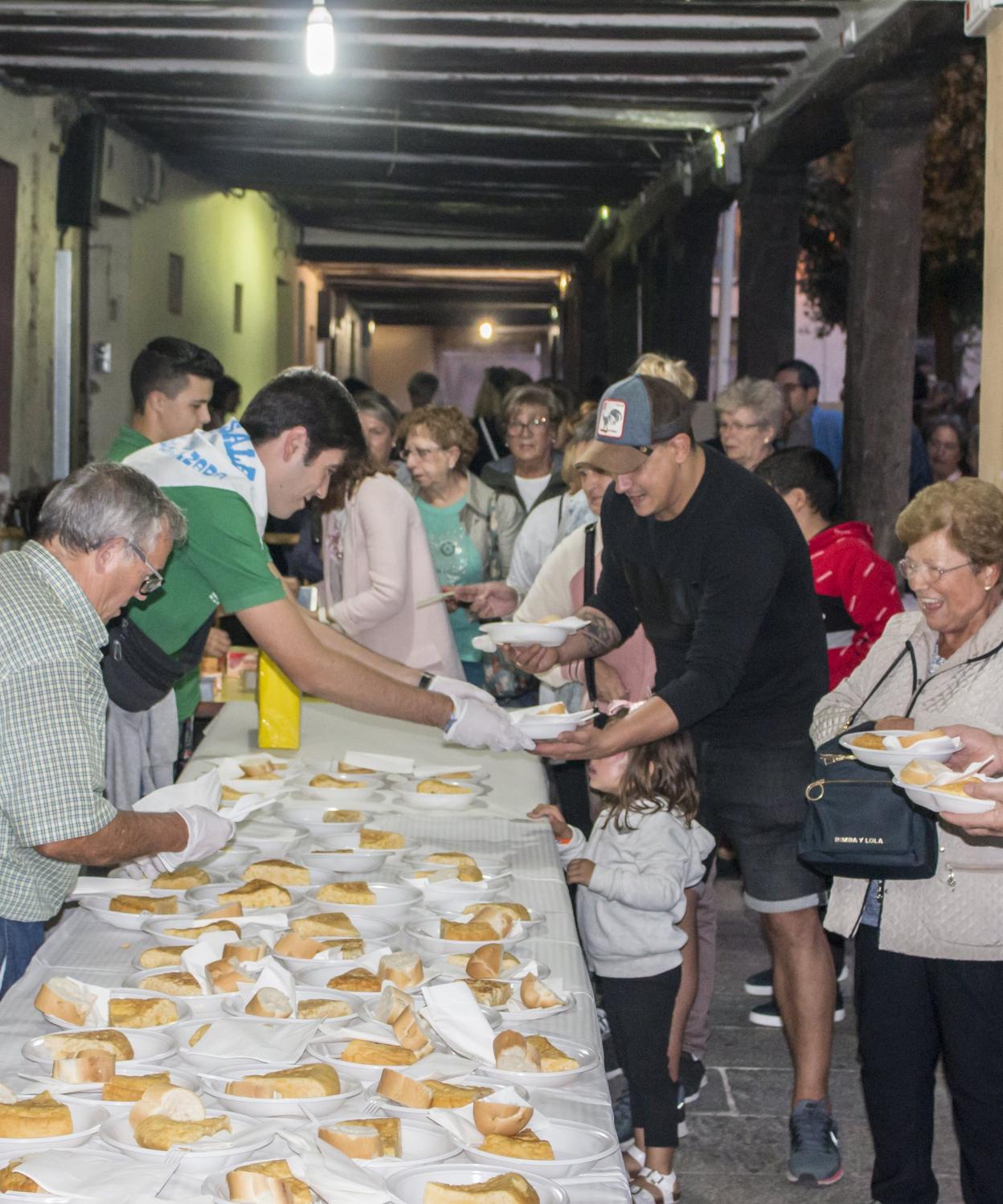 Divirtiéndose a los sones de la charanga Los Gallitos en 'Paella pa todos' y, a la derecha, la fiesta de la tortilla de patata que organizó la peña El Salero