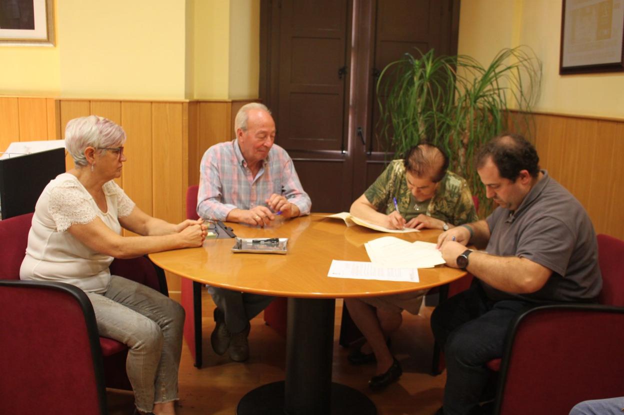 La edil Carmen Ovejas, el alcalde, la directora de Cáritas y el sacerdote Alejandro Pérez, en la firma