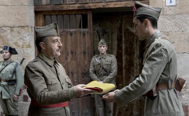 Franco (Santi Prego) ordena reemplazar la bandera republicana por la borbónica en 'Mientras dure la guerra'.