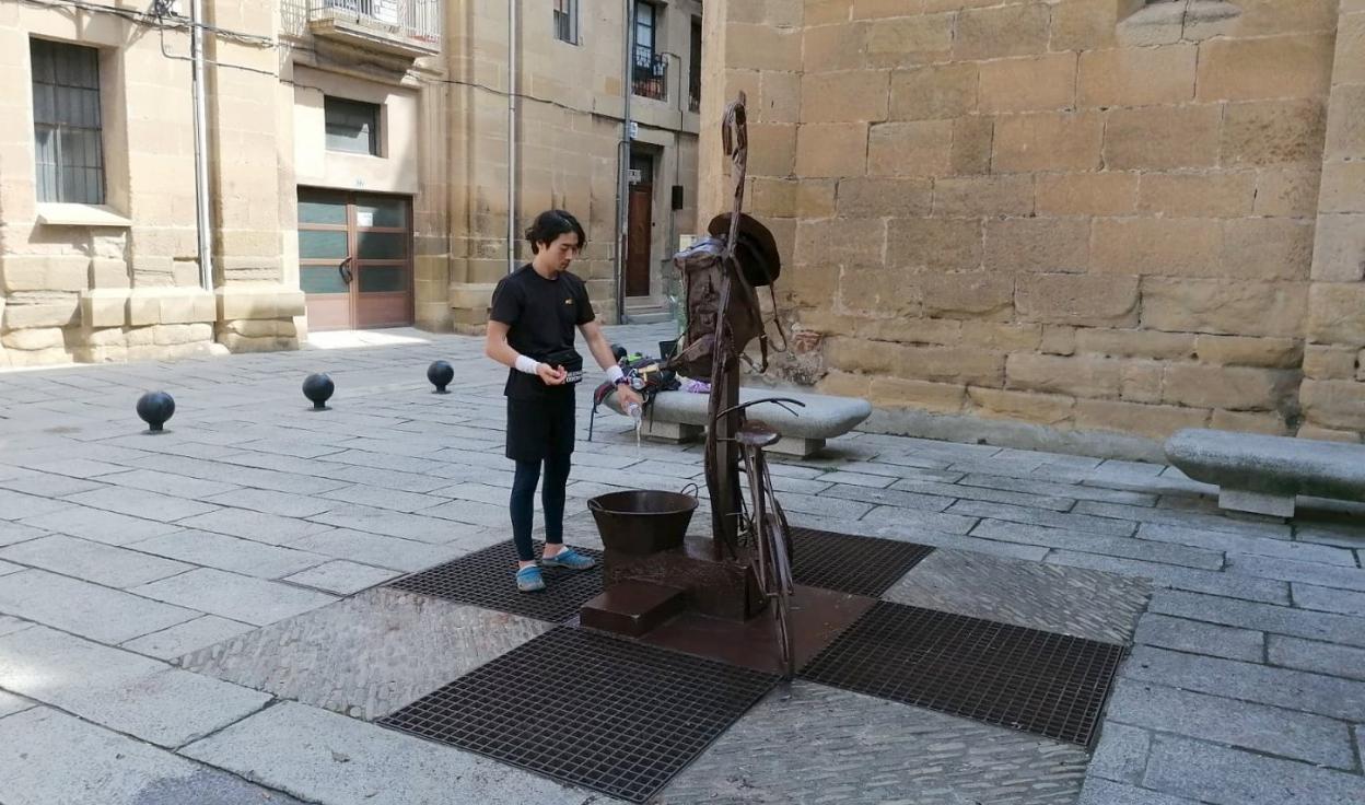 Un peregrino utiliza la fuente recientemente arreglada.