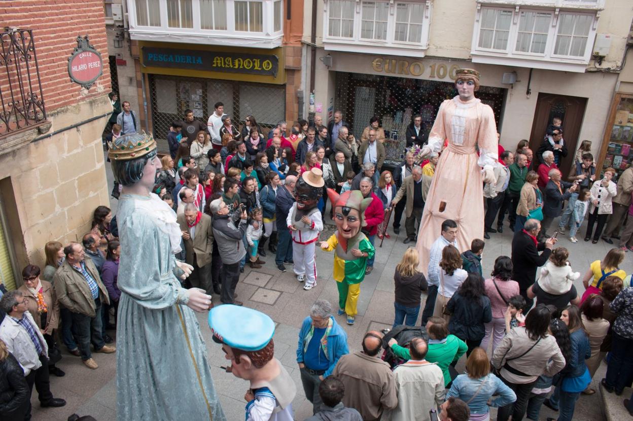 Gigantes y cabezudos, en la procesión de La Rueda del 2014. 