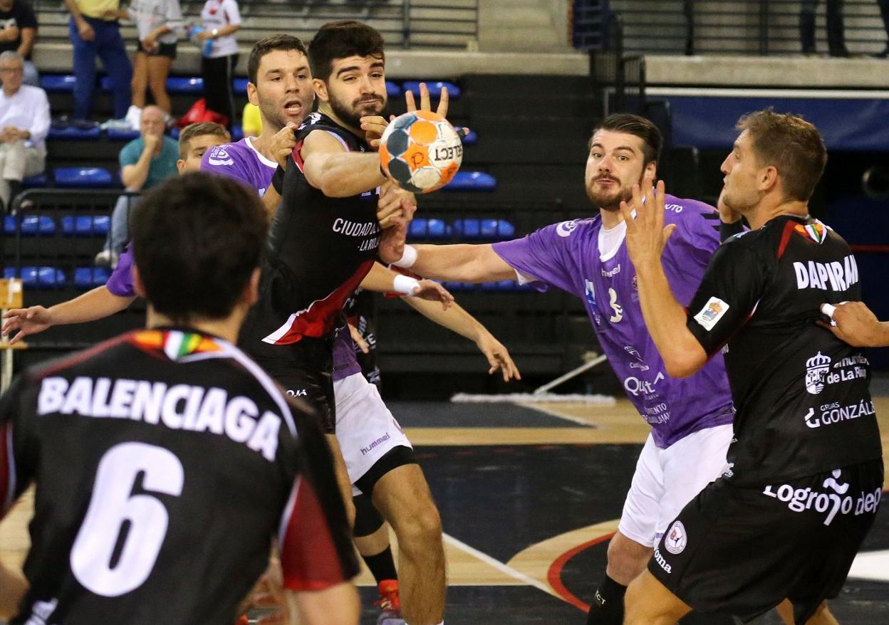Imanol pasa el balón a Balenciaga en el primer partido de la temporada ante el Guadalajara. 