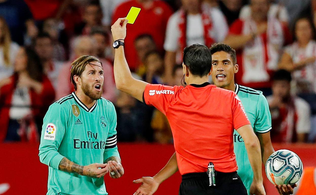 Sergio Ramos vio tarjeta amarilla. 