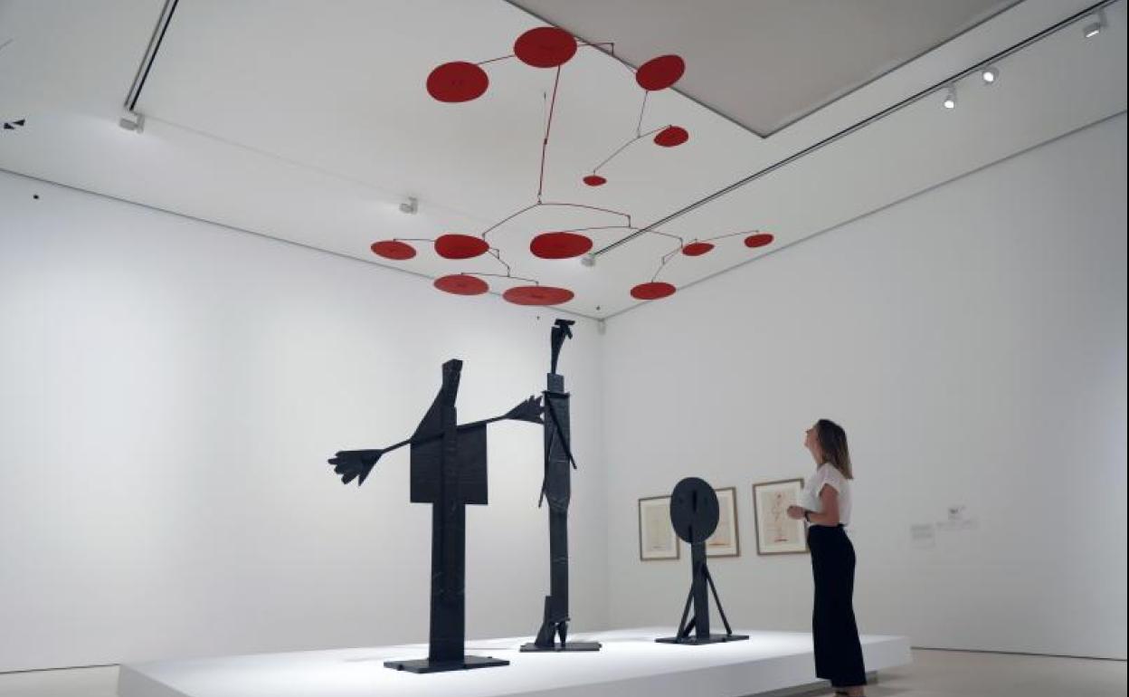 Varios personas contemplan la nueva exposición de 'Calder-Picasso'.