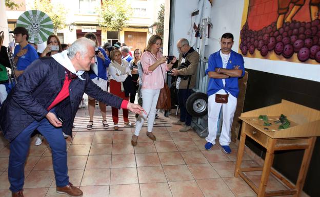 El alcalde lo da todo en los chamizos