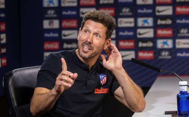 Diego Pablo Simeone sonríe durante la rueda de prensa. 