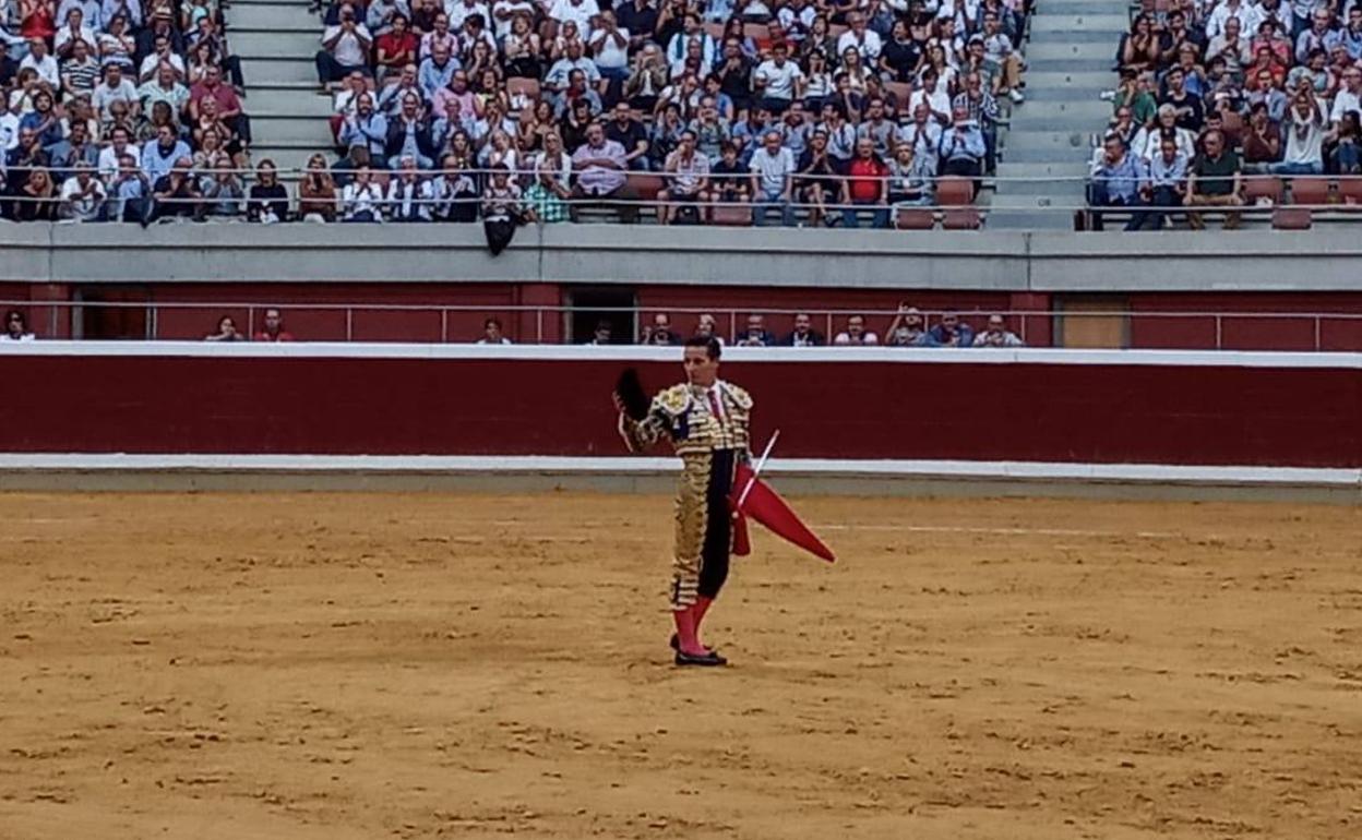 Urdiales, en su primer toro de la tarde.