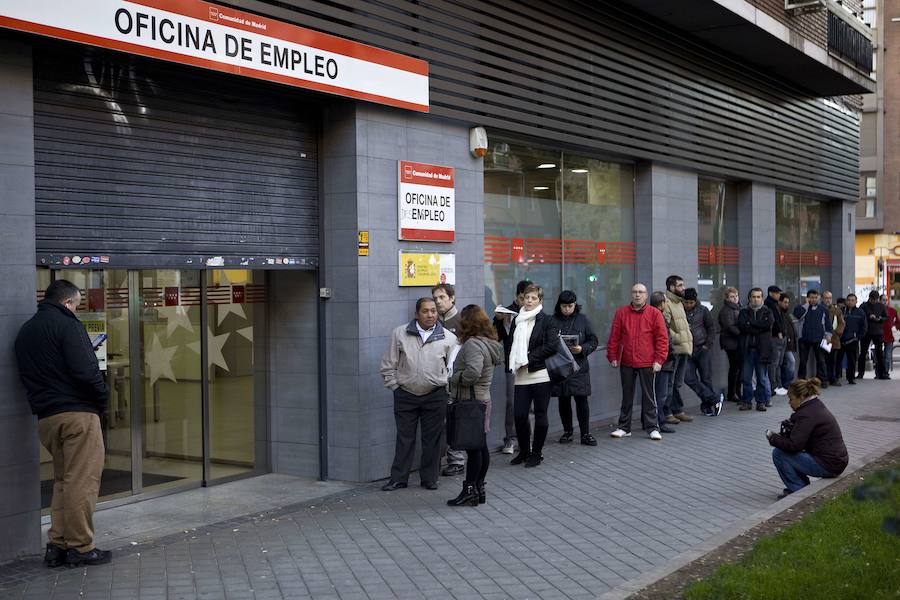 Parados haciendo cola a las puertas de una oficina de empleo. 