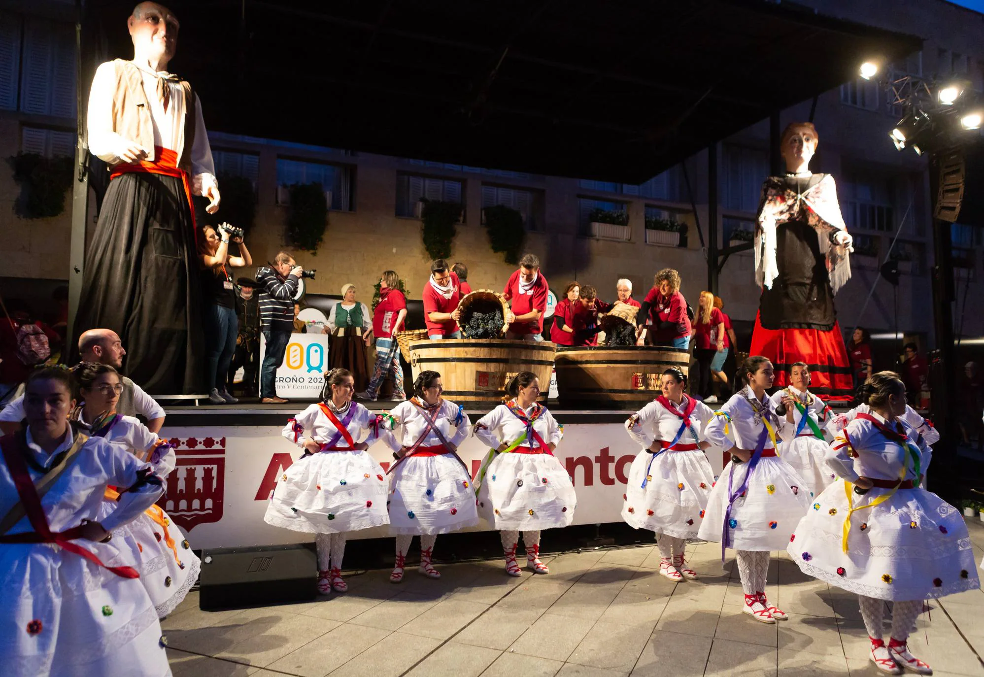 Los Voluntarios de Logroño fueron protagonistas de la edición de este año del pisado popular de uvas.