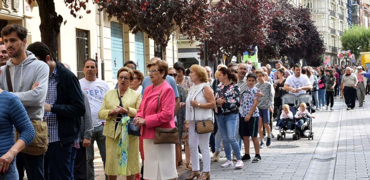  Paciencia. Cola en Portales a la espera de una degustación. :: miguel herreros