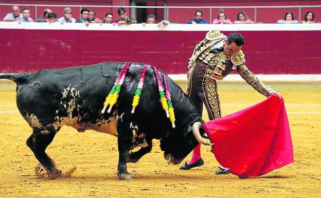 El Cid, al natural, con el primero de la tarde.