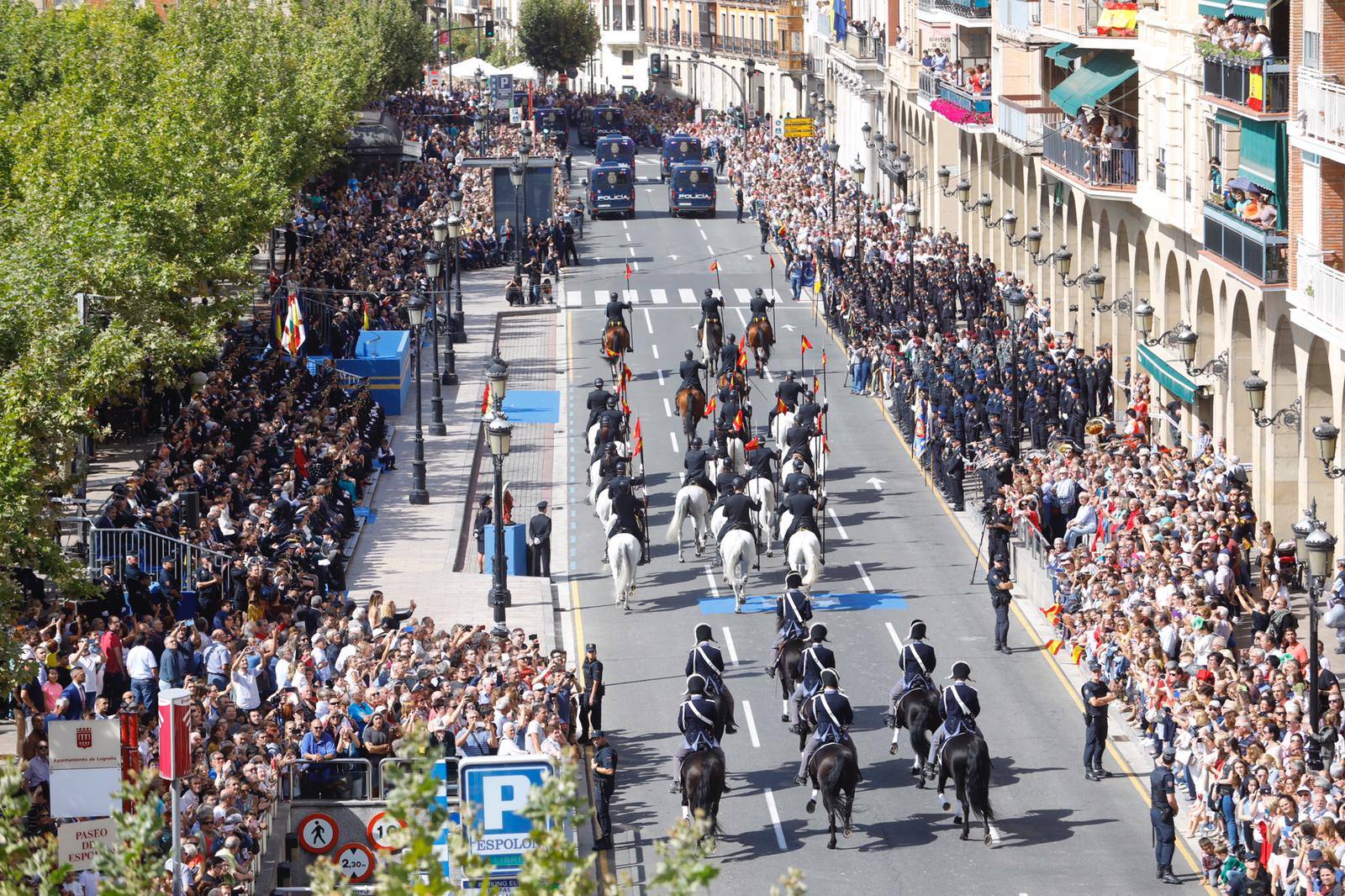 El Espolón ha acogido el acto central del Día de la Policía, en el que han desfilado más de 250 agentes y se ha entregado una bandera de España a la Jefatura Superior de Policía de La Rioja.