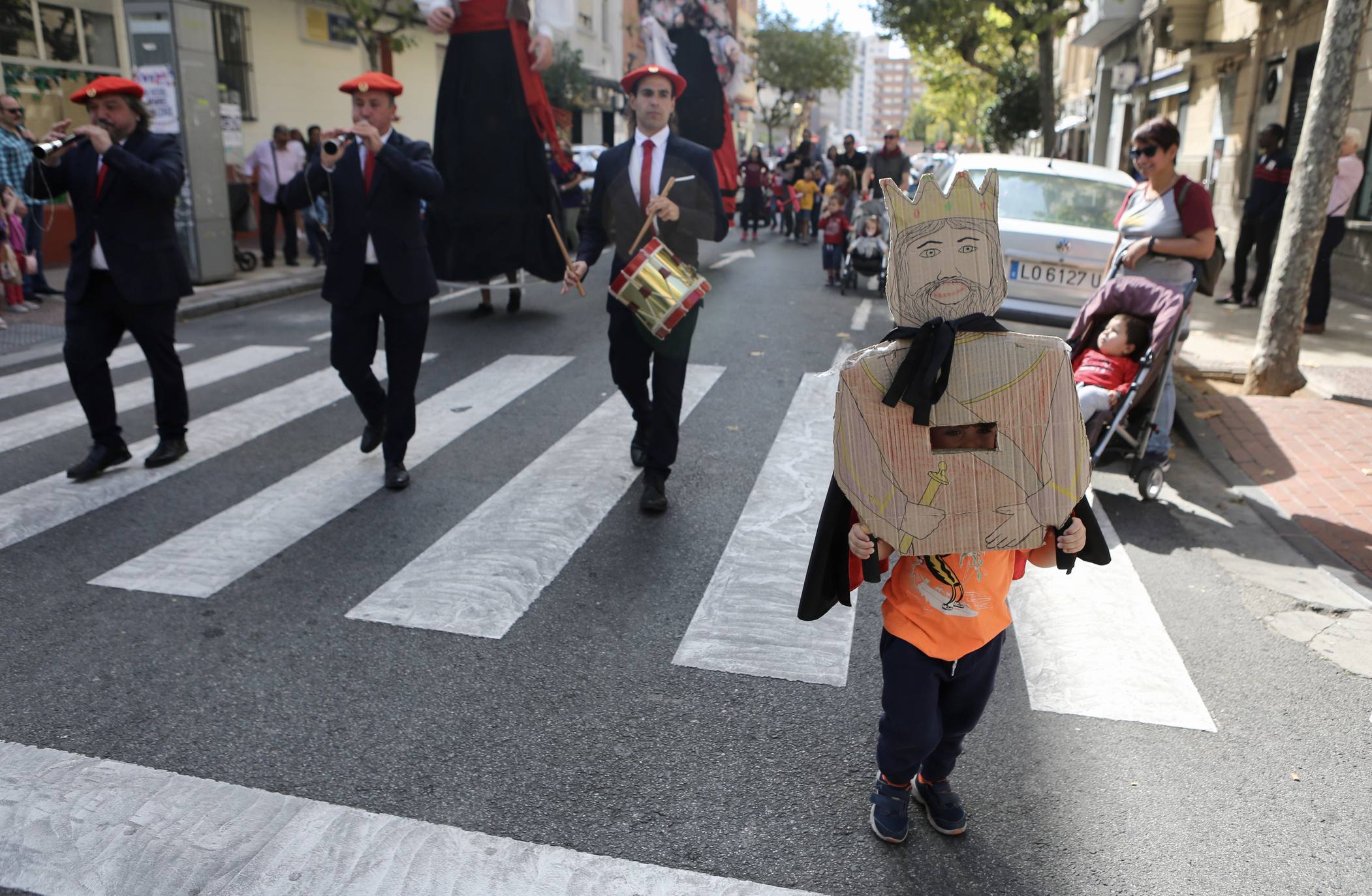 Pequeños y mayores disfrutan de los Gigantes y Cabezudos