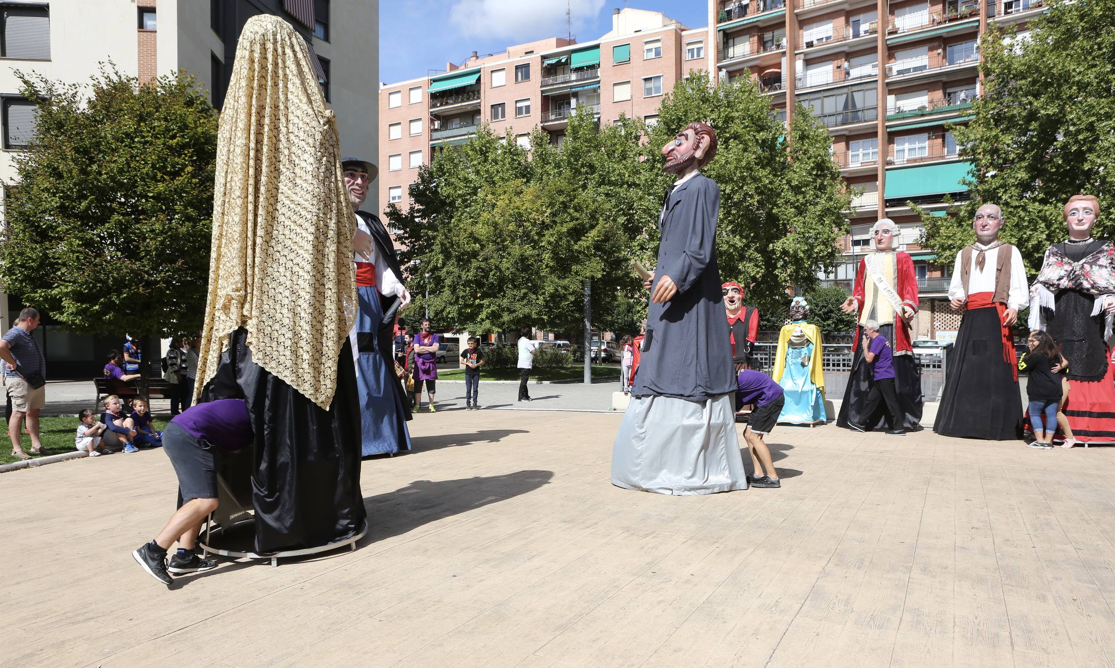 Pequeños y mayores disfrutan de los Gigantes y Cabezudos