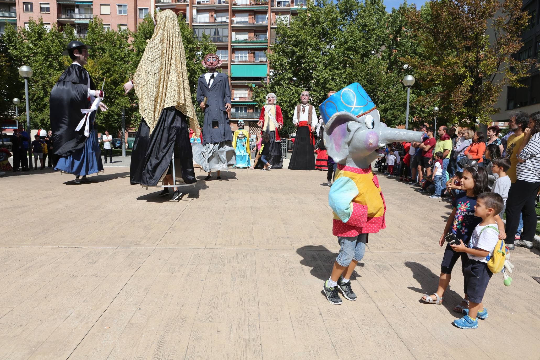 Pequeños y mayores disfrutan de los Gigantes y Cabezudos