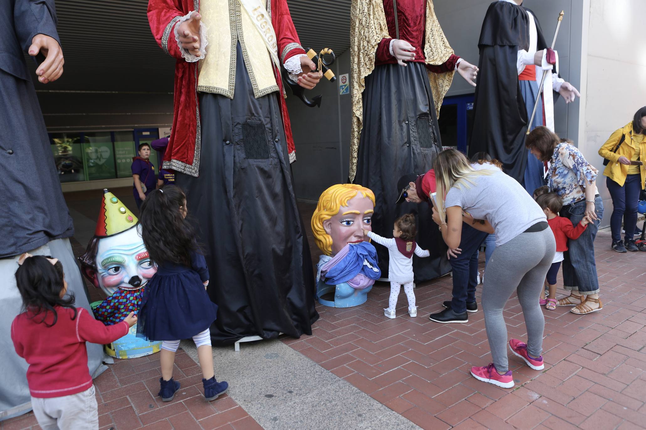 Pequeños y mayores disfrutan de los Gigantes y Cabezudos