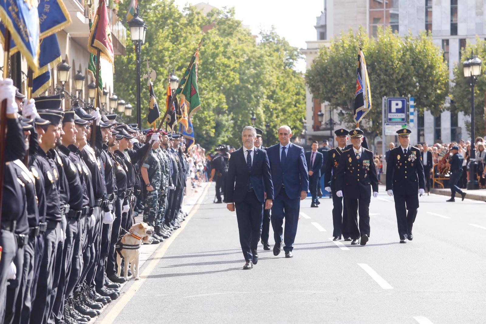El ministro del Interior en funciones, Fernando Grande-Marlaska, preside el acto central del Día de la Policía, en el que desfilan más de 250 agentes. 