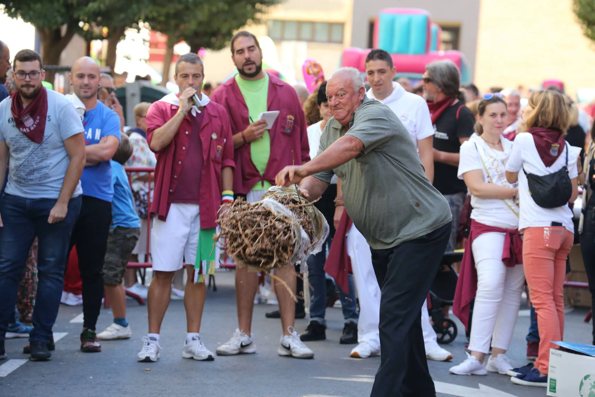 La calle San Matías acoge el VII Concurso de lanzamiento de gavillas de San Mateo