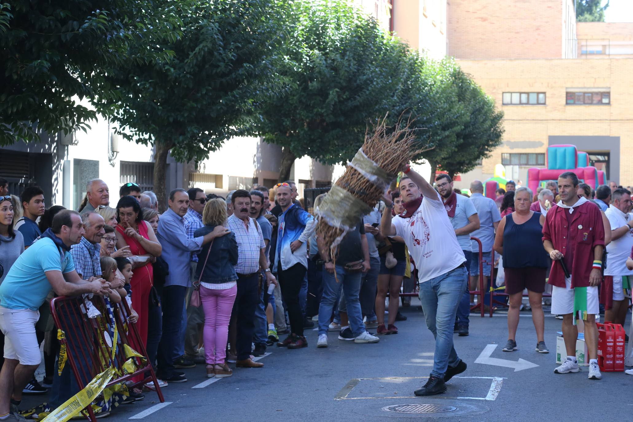 La calle San Matías acoge el VII Concurso de lanzamiento de gavillas de San Mateo