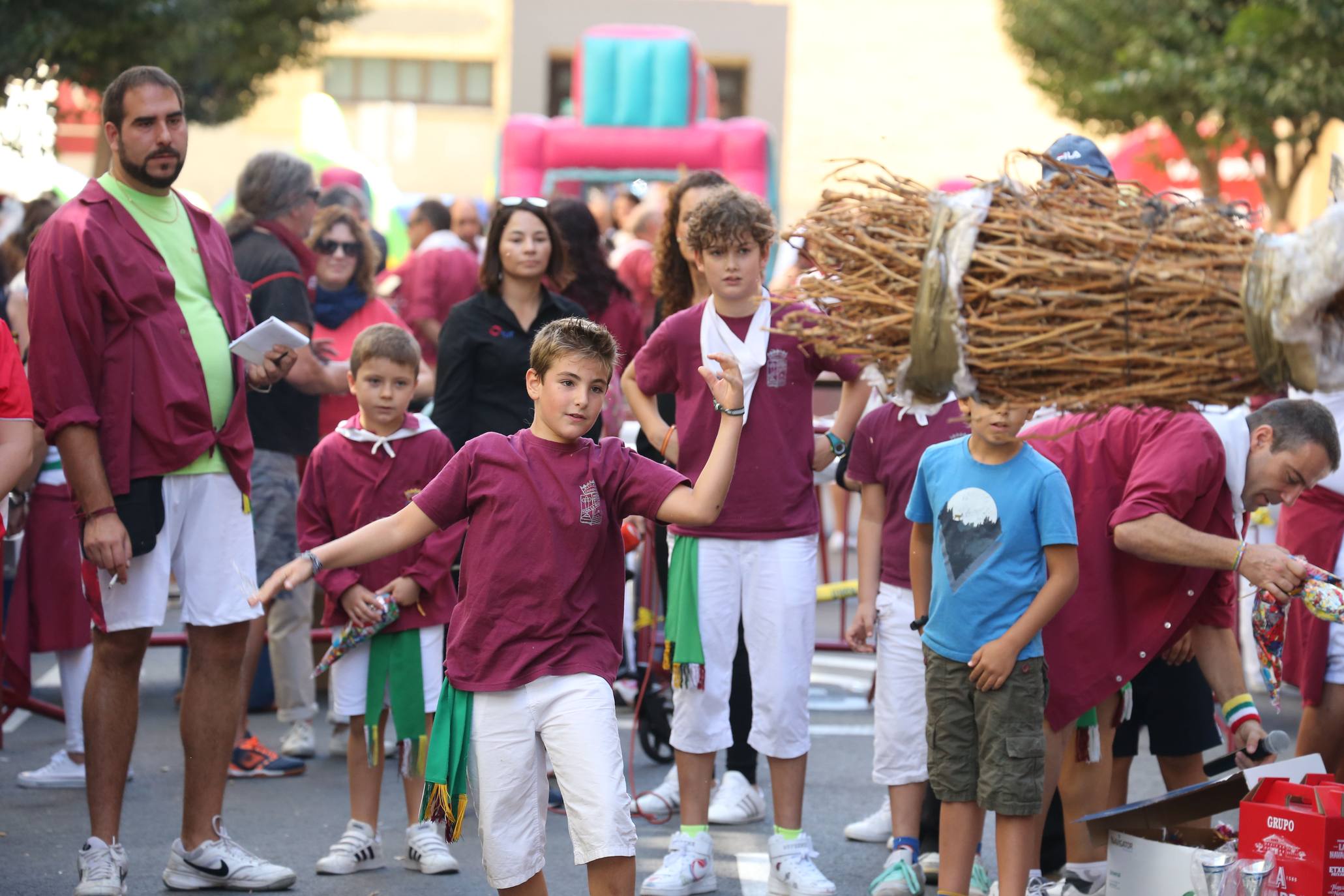 La calle San Matías acoge el VII Concurso de lanzamiento de gavillas de San Mateo