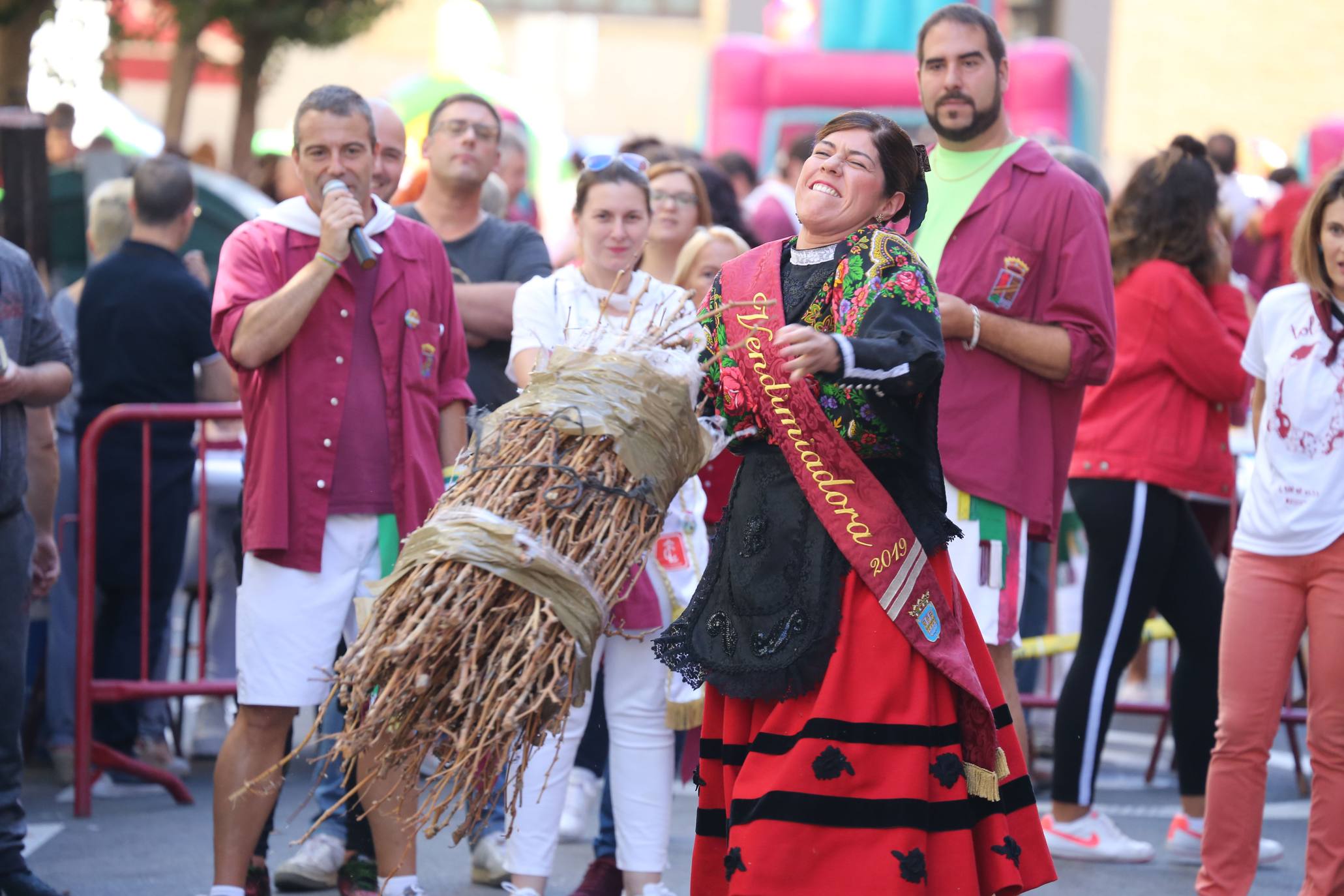 La calle San Matías acoge el VII Concurso de lanzamiento de gavillas de San Mateo