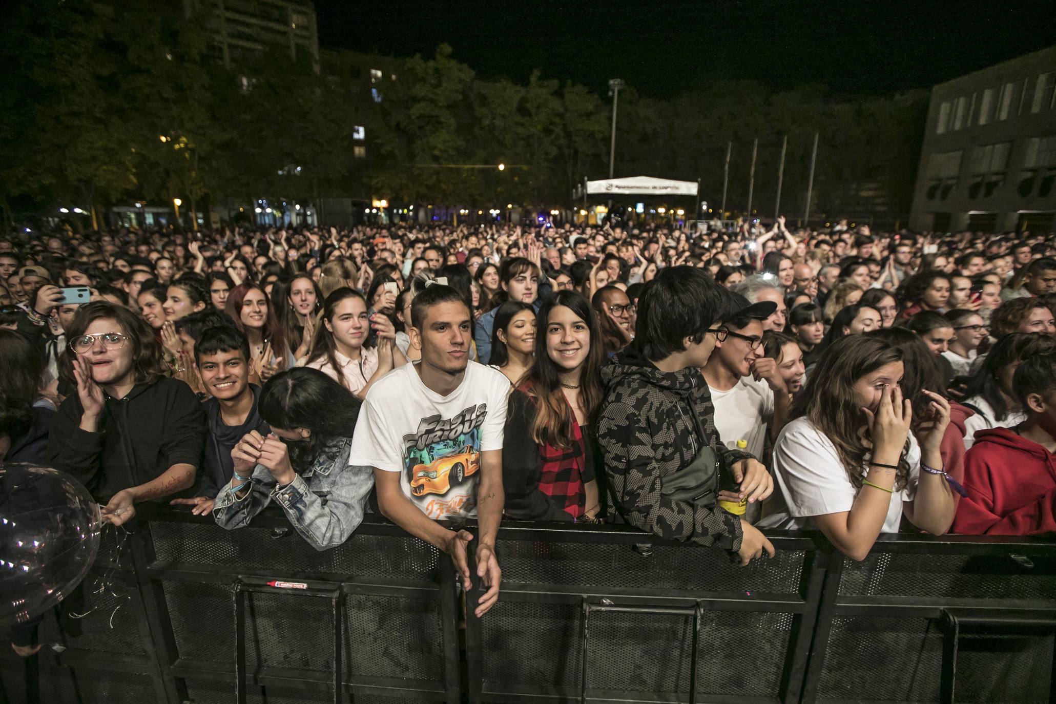 El cantante deslumbró en Logroño con un traje muy llamativo