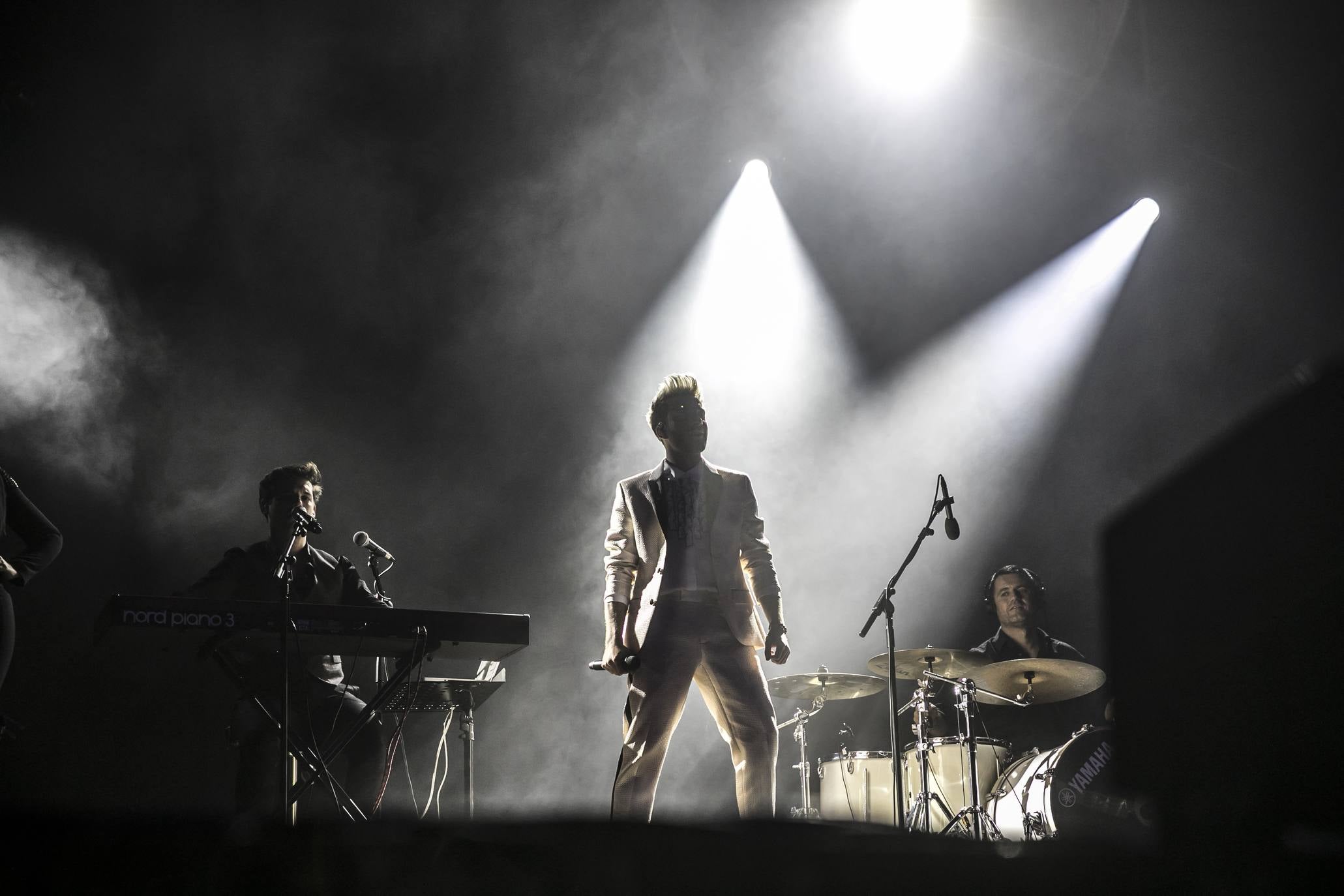 El cantante deslumbró en Logroño con un traje muy llamativo