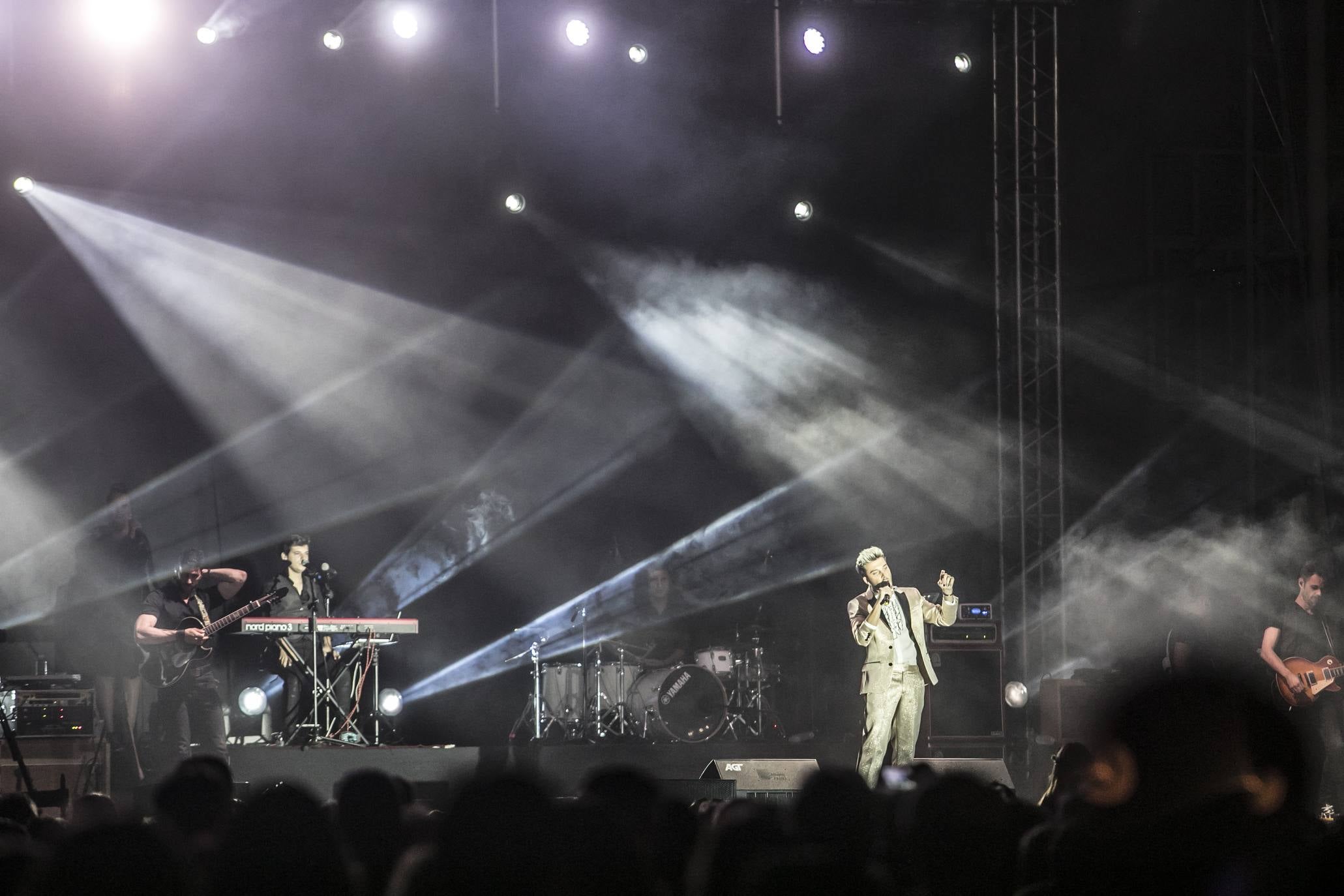 El cantante deslumbró en Logroño con un traje muy llamativo