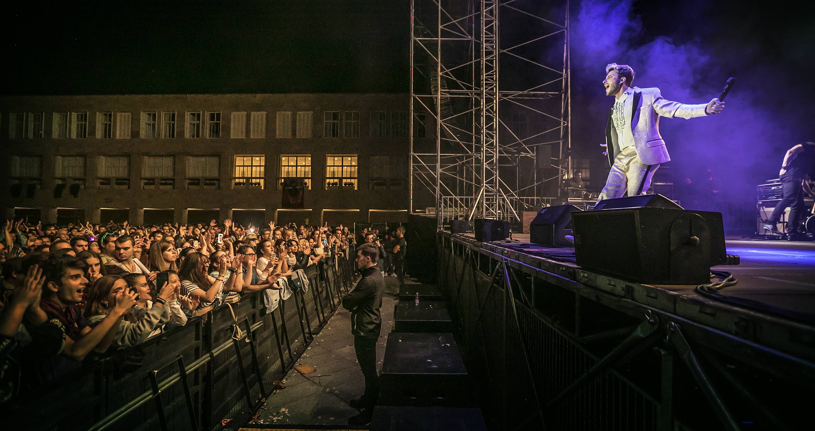 El cantante deslumbró en Logroño con un traje muy llamativo