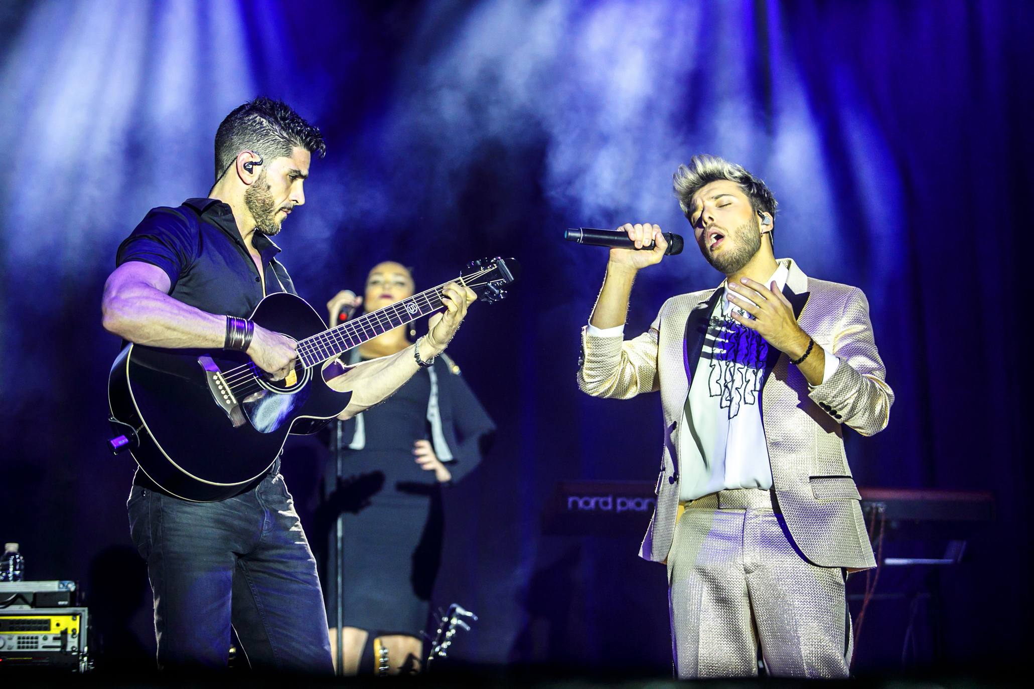 El cantante deslumbró en Logroño con un traje muy llamativo