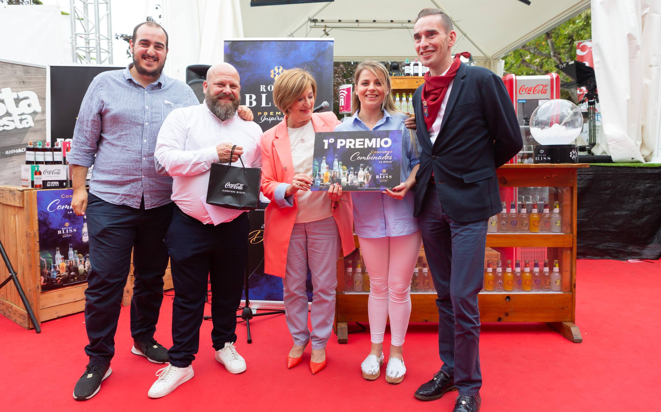 Los ganadores de los tres premios reciben con ilusión su galardón