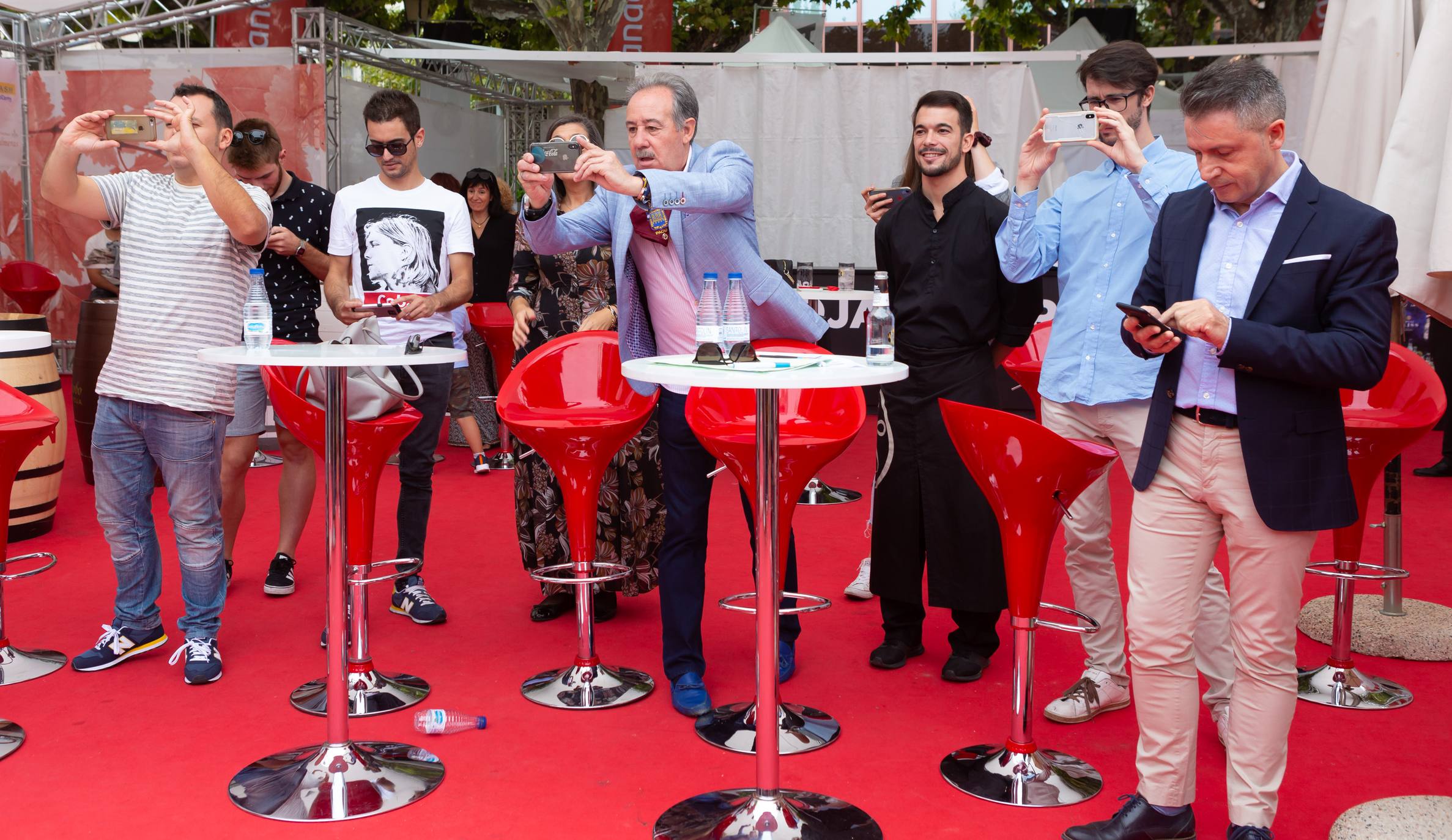 Los ganadores de los tres premios reciben con ilusión su galardón