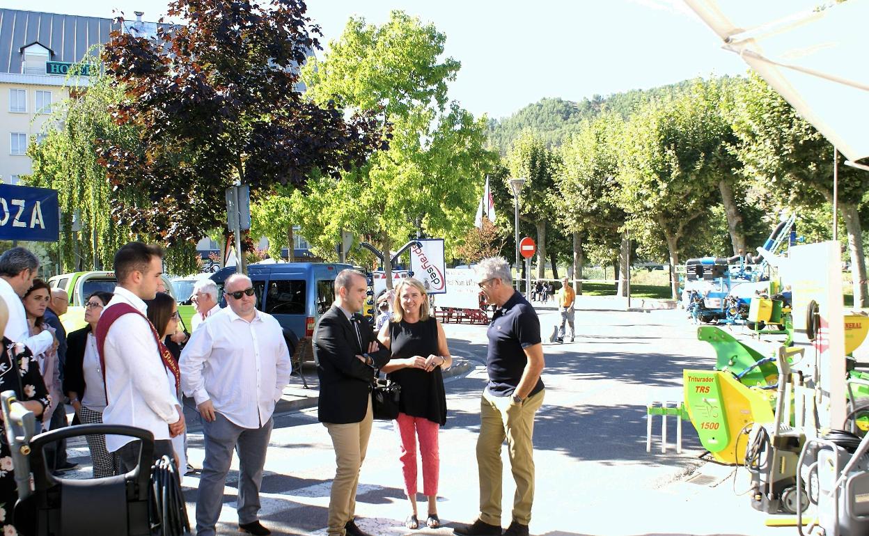 La consejera de Agricultura, Eva Hita, y el alcalde, Jonás Olarte, charlan con uno de los industriales. 